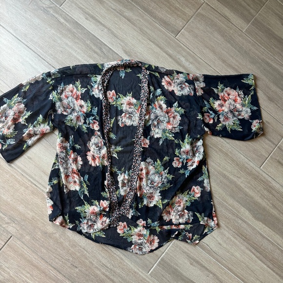 FLORAL KIMONO  - NWOT - Bog Collective - Picture 1 of 4